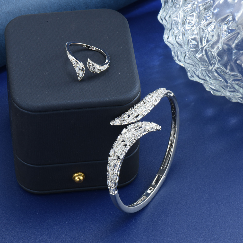Latest Ethnic Fashion For Women - HIBRIDE Set Cincin Gelang Elegan Desain