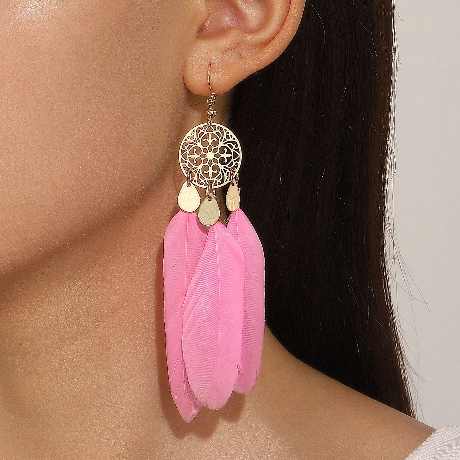 Ethnic Fashion Trends 2026 - Anting-anting rumbai bulu merah muda Bohemian