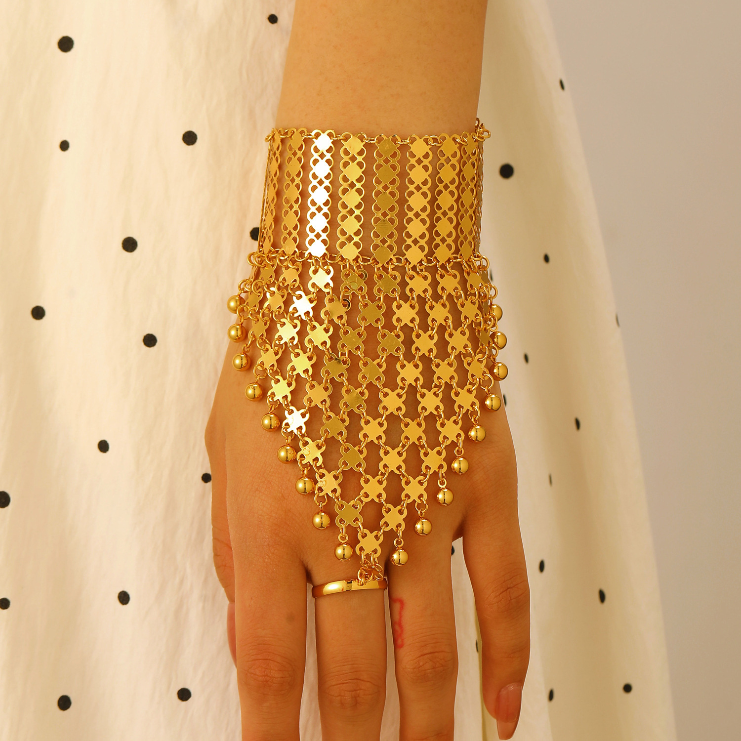 Ethnic Fashion Trends 2026 - Gelang Warna Emas Gaya Arab Etnik