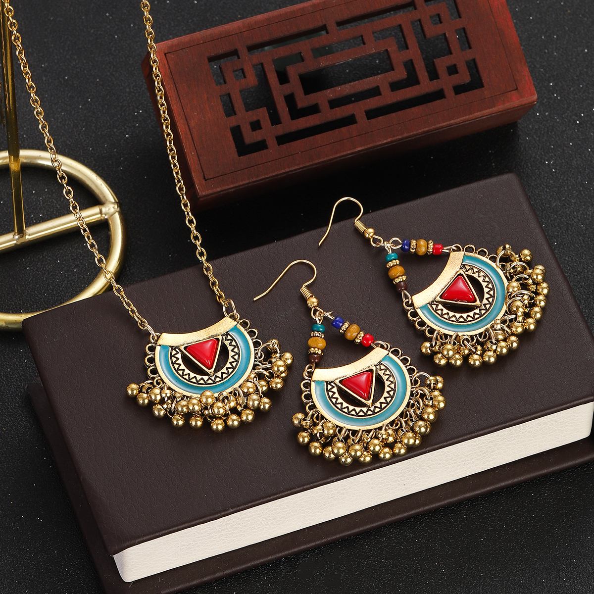 Ethnic Fashion Trends 2026 - Set Kalung dan Anting Batu Merah