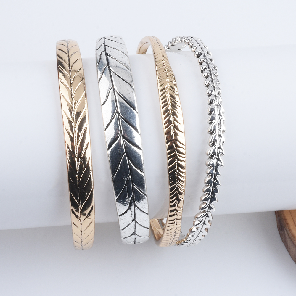 Ethnic Fashion Trends 2026 - Gelang Kaku Logam Keras Warna Emas